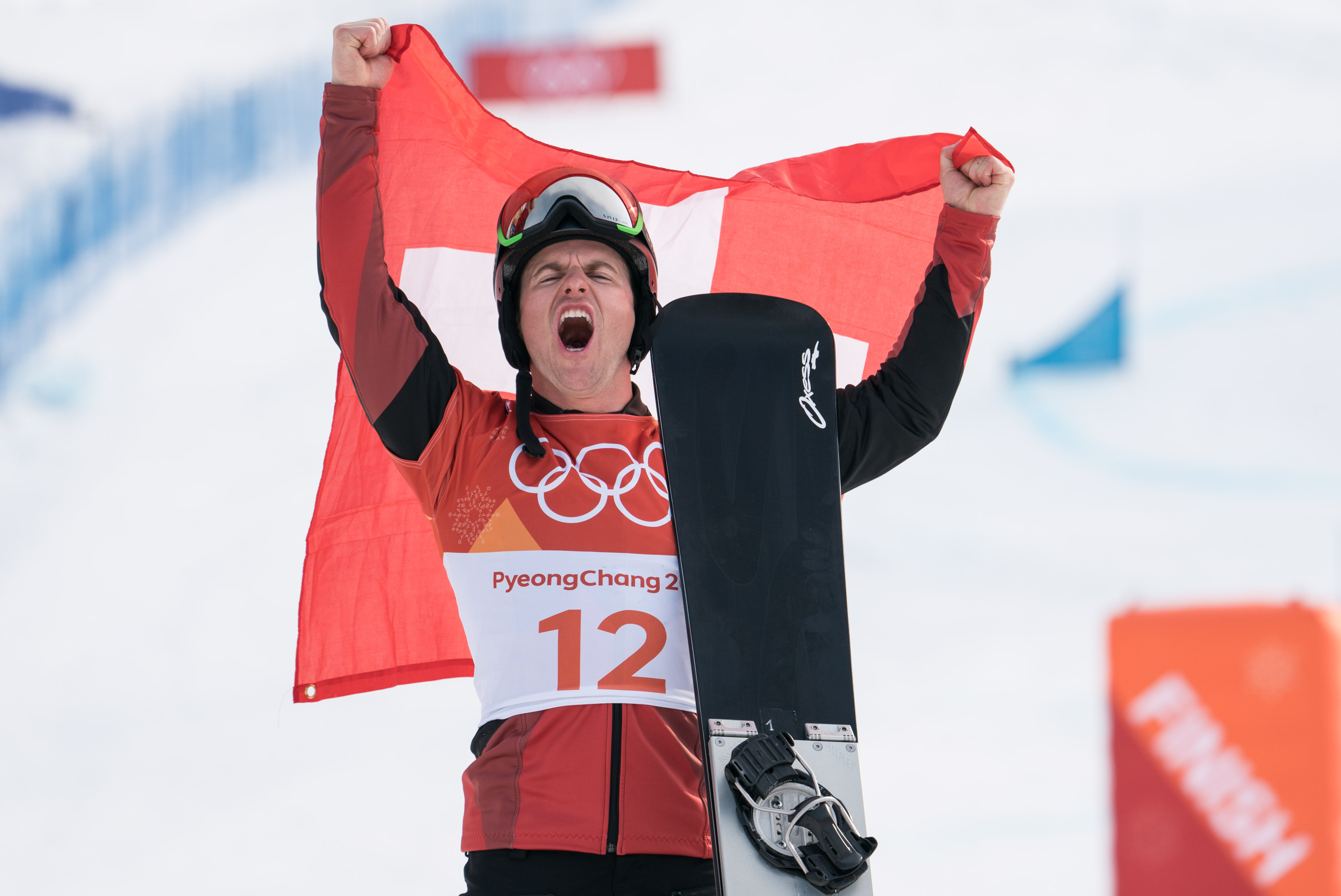 (冬奥会)(4)单板滑雪——男子平行大回转:瑞士选手夺冠