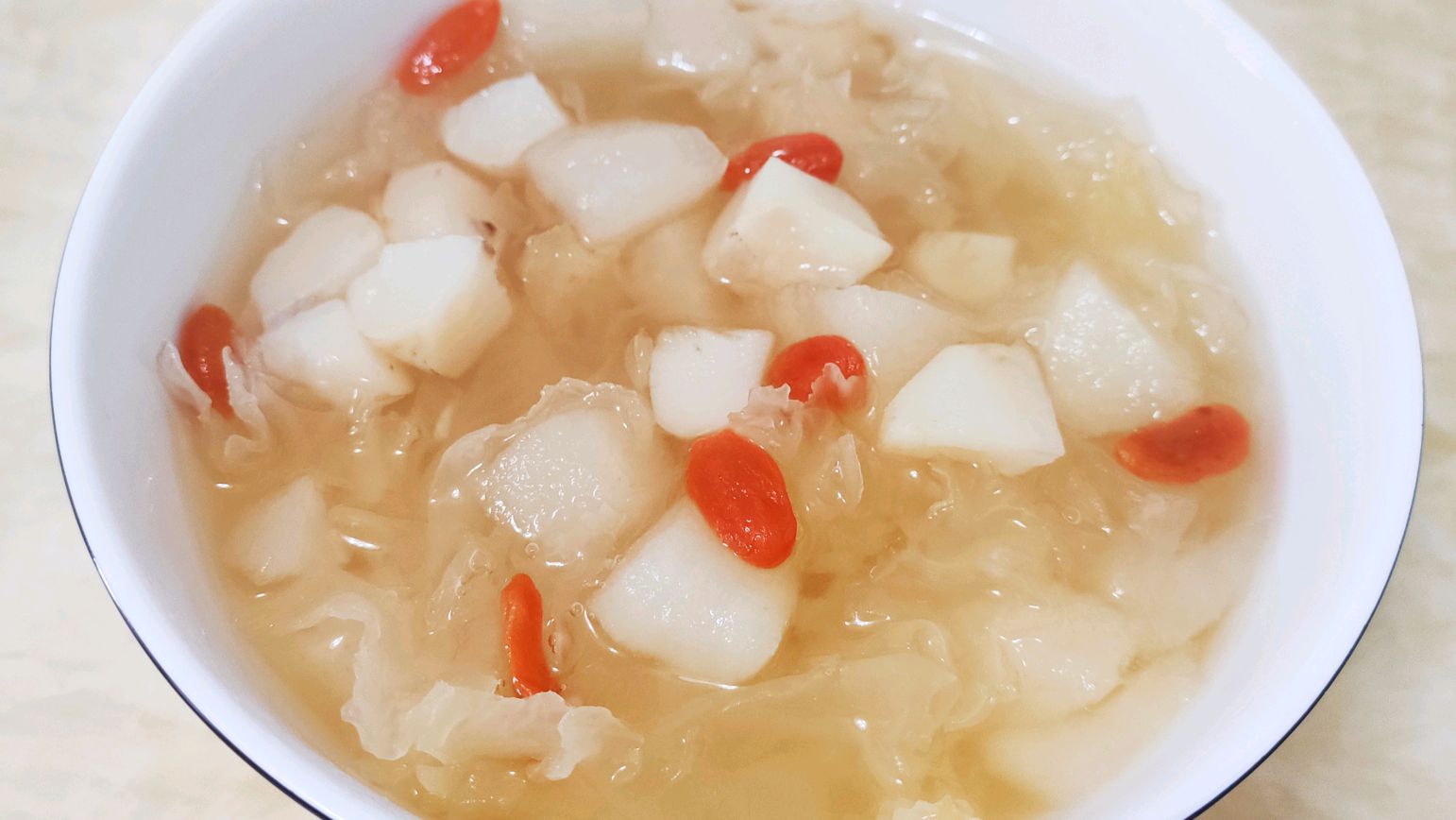 雪莲果银耳汤,营养丰富,美容养颜,好喝好做