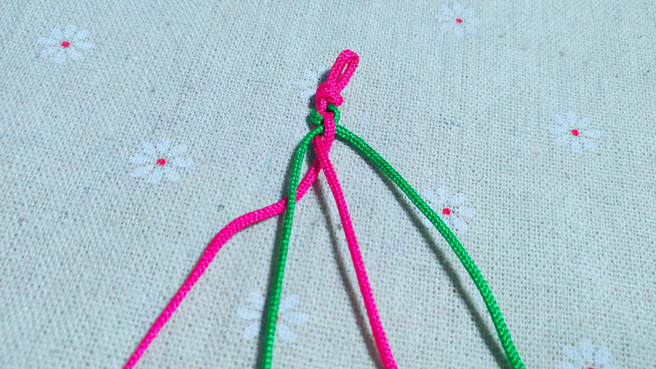 中国结四股辫就是用4根线简单缠绕,就可以编出好看的辫子,常用于手链