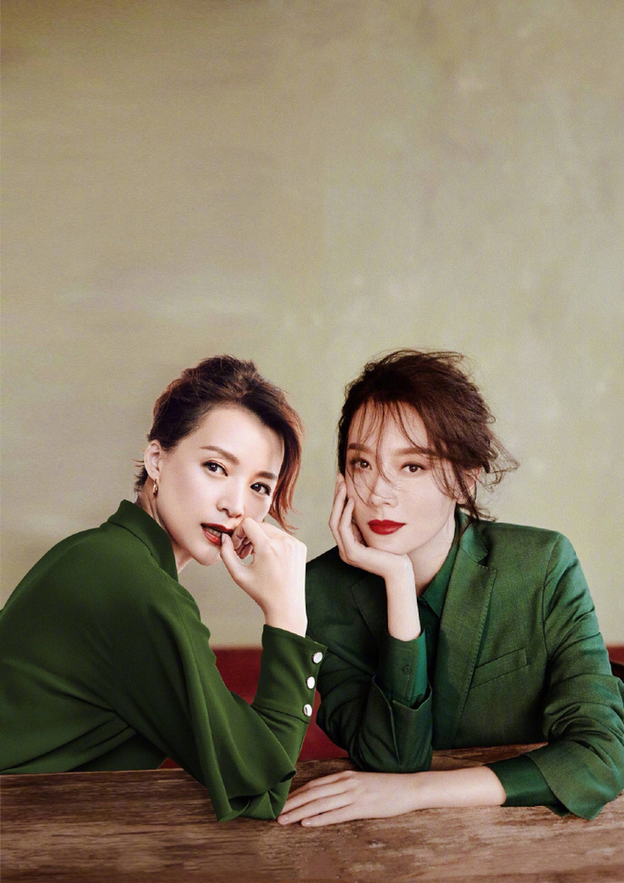 两大气质女神董卿陈数罕见同台,同穿白衬衫配半裙超有气质,优雅姐妹花