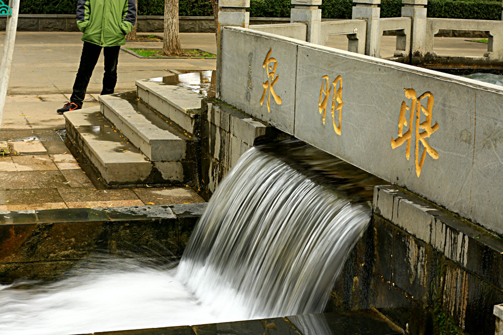 章丘眼明泉泉水喷涌堪比济南趵突泉