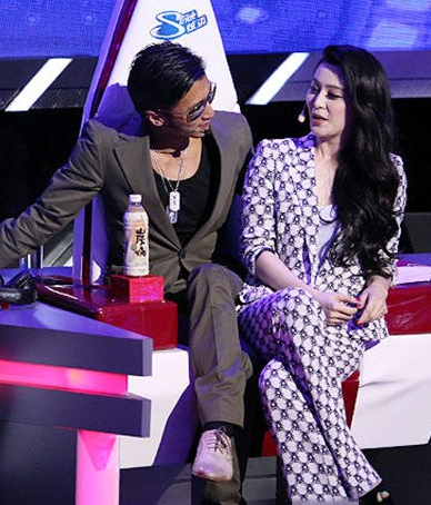 范冰冰上节目坐谢霆锋大腿,锋仔神情尴尬,难道是害怕王菲吃醋?