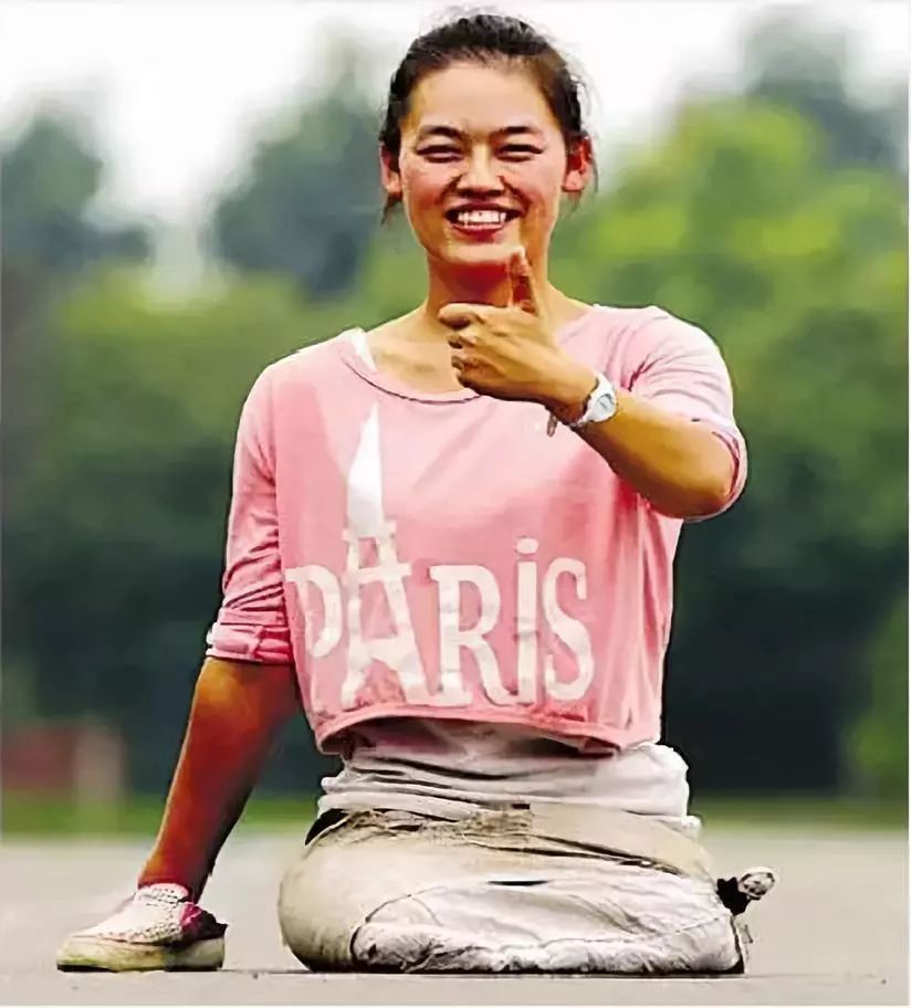 "90后"独腿搬运工,看哭无数人:生容易,活容易,生活不容易