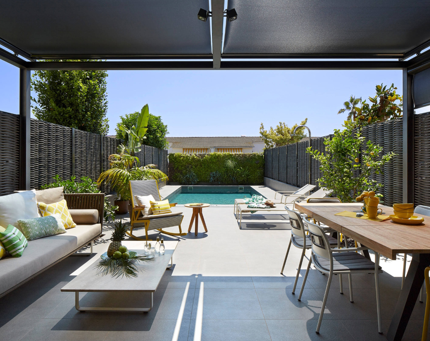 庭院案例:有可伸缩防雨遮阳棚和篱笆围墙的私家花园