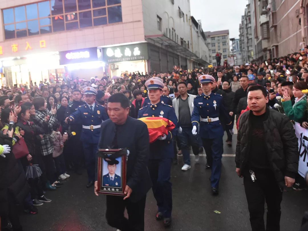 营救轻生女子时牺牲!湘籍22岁烈士刘磊魂归故里,数万乡亲接他回家