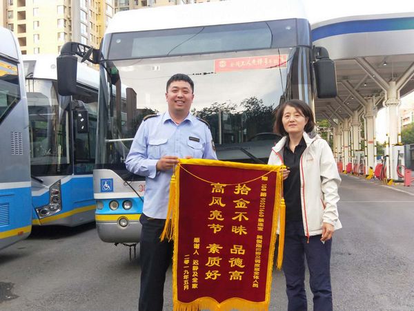 五个月收到5面锦旗 这个车队棒棒的