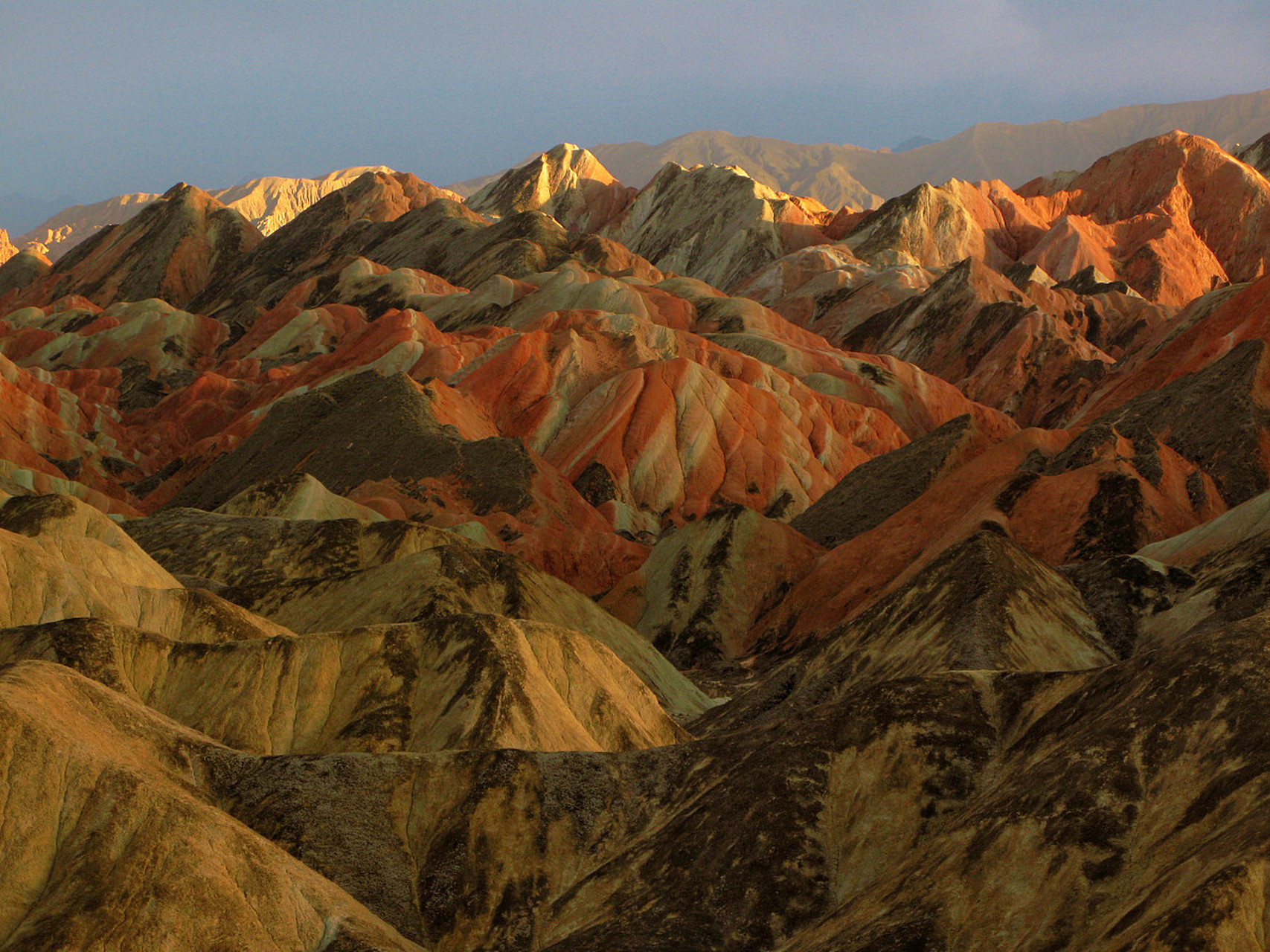 张掖丹霞地貌是国内独有的丹霞地貌与彩色丘陵景观复合区.
