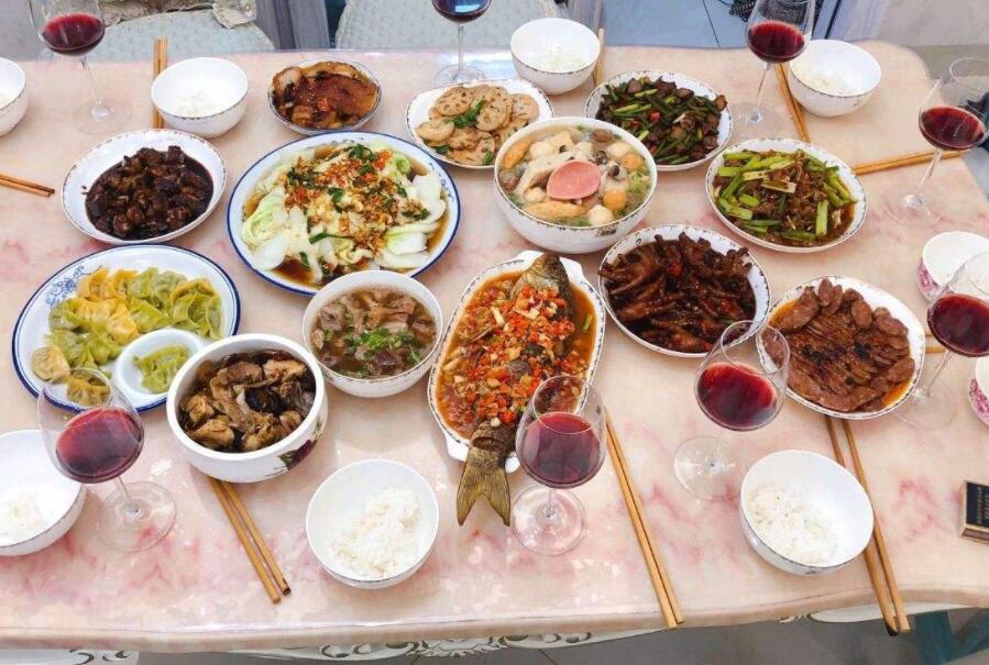 四川媳妇第一次在韩国婆家过春节,看到年夜饭差距后,格外想娘家