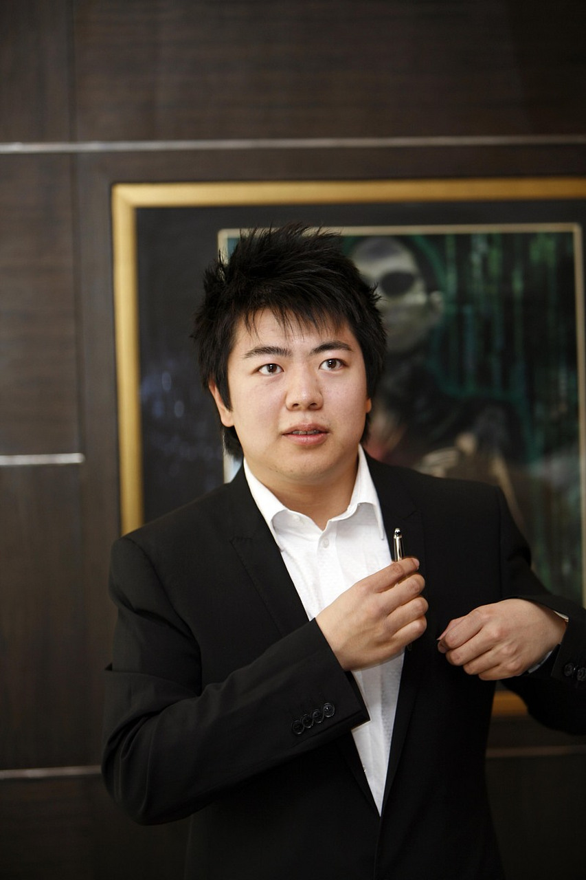 郎朗中国香港# 今晚央视中秋晚会播出,有网友发现郎朗标注的是止