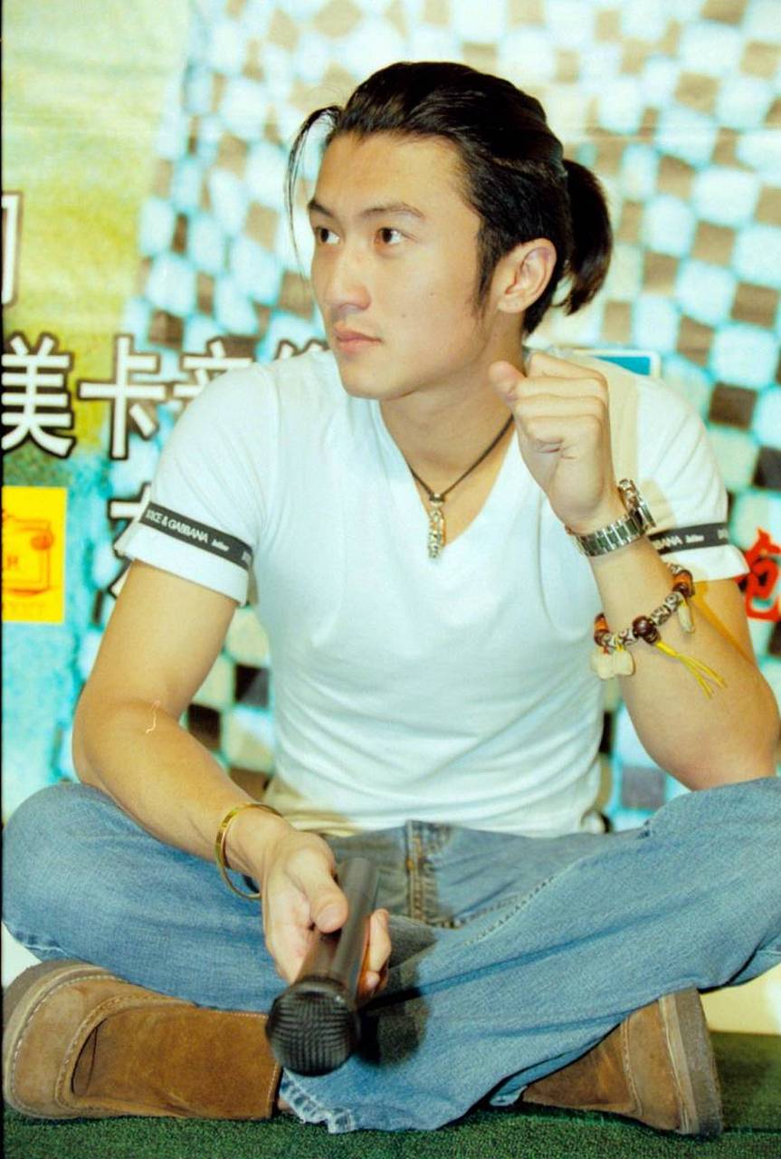 纸终于包不住火,张柏芝的大儿子谢振轩公开指责亲生父亲谢霆锋,透露