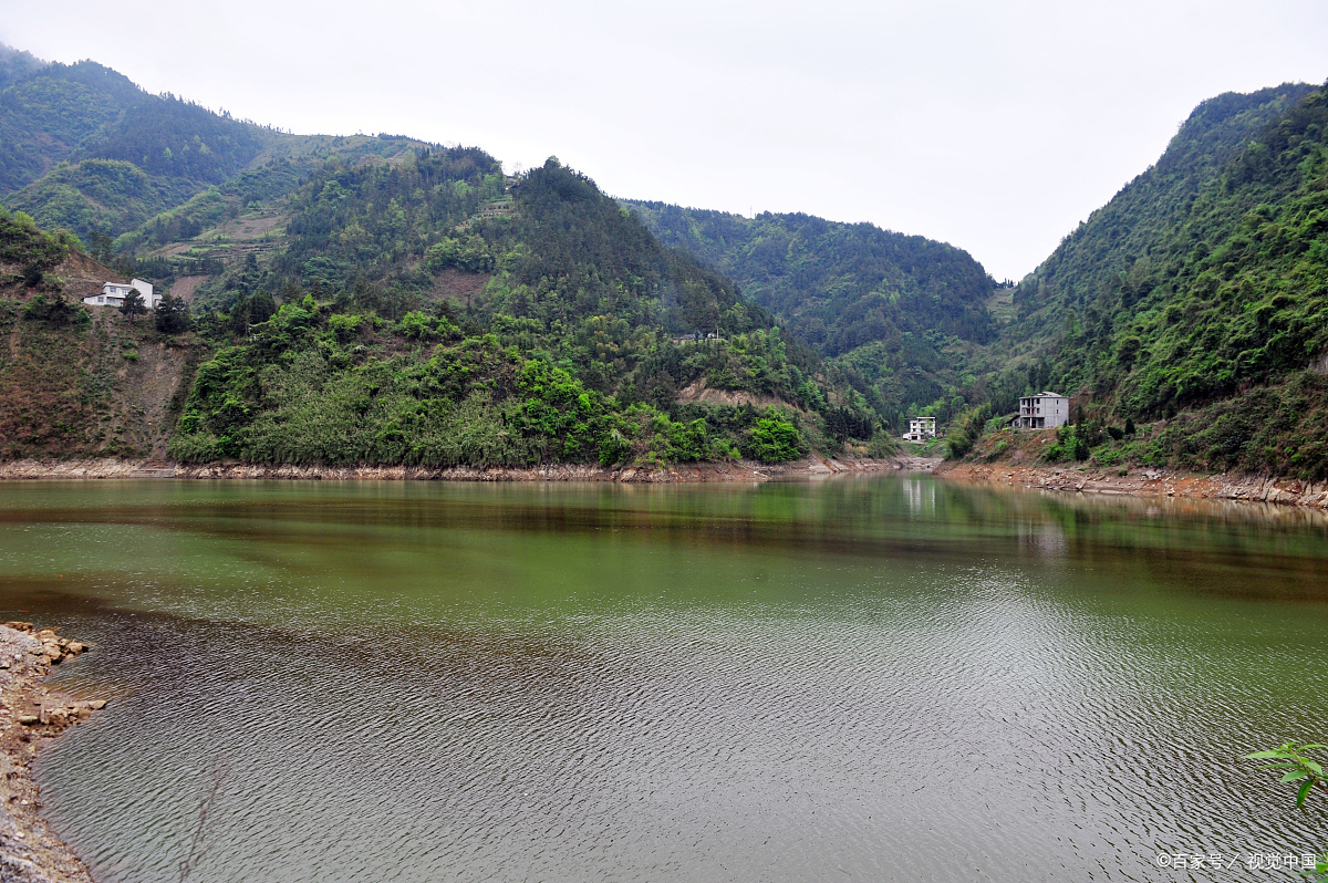 夏日的午后,阳光透过云层,洒落在梅州蕉岭长潭的水面上,仿佛碎金般