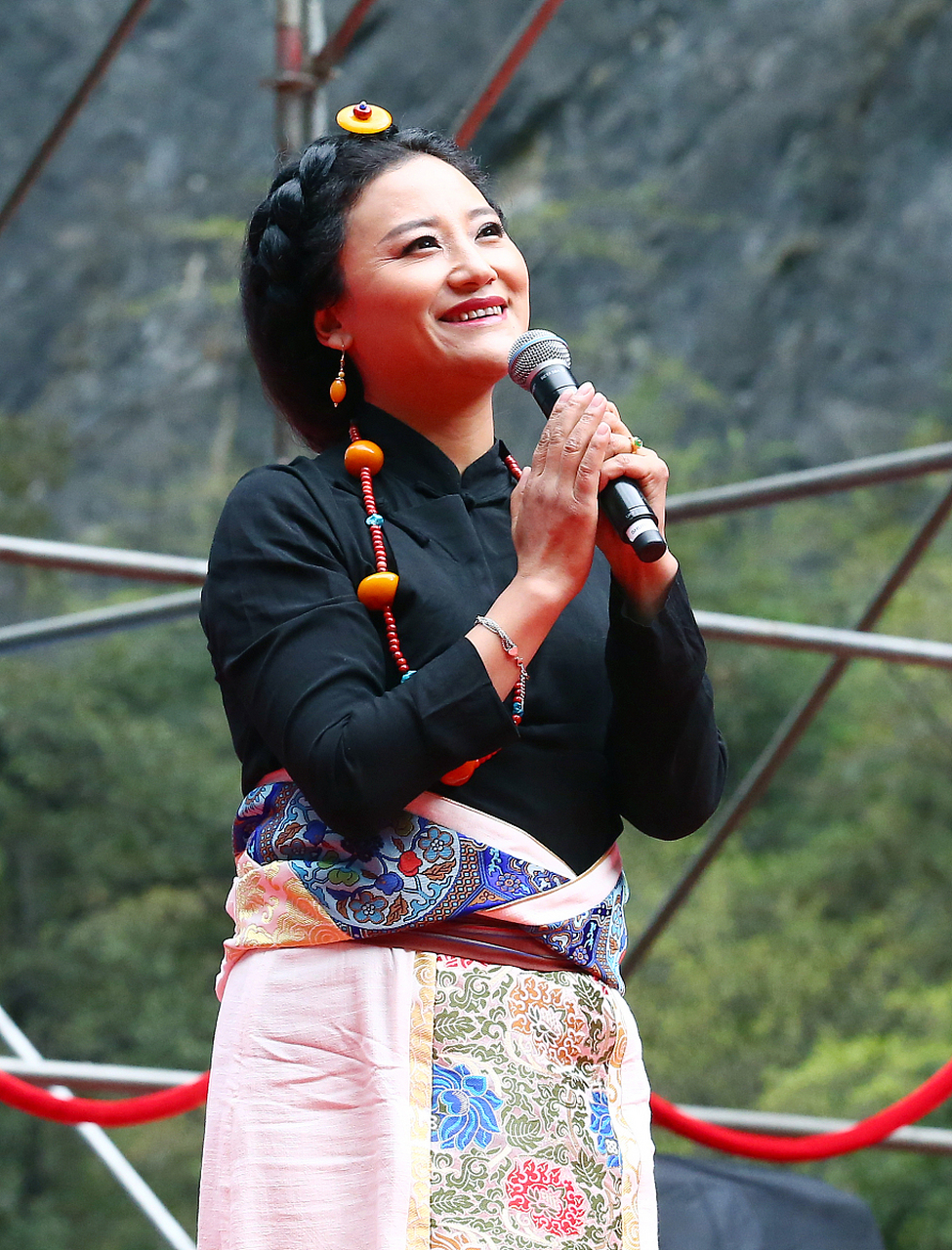 降央卓玛出生于四川省甘孜藏族自治州德格县,是一位普通藏族农户不