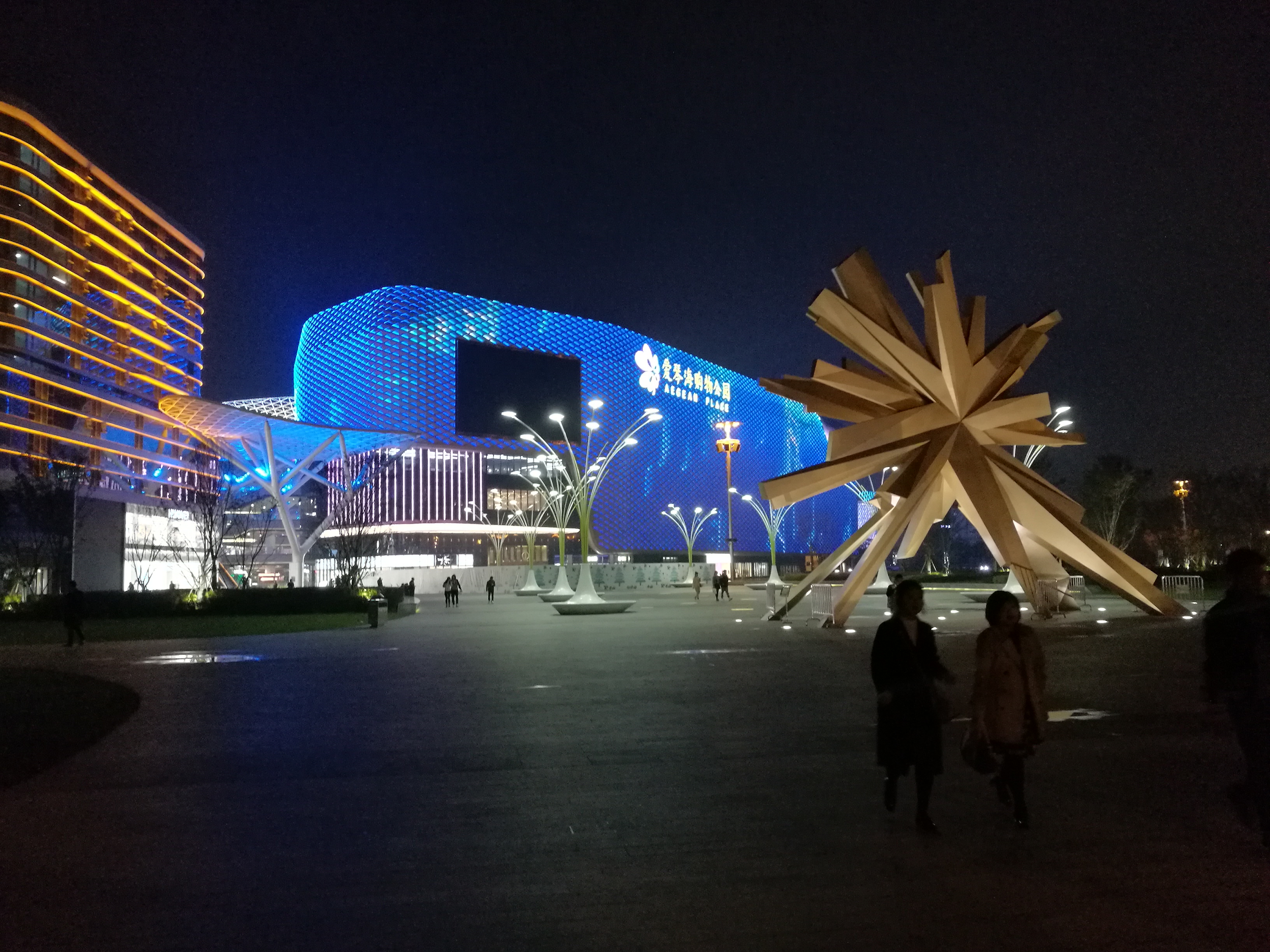 点评上海吴中路商圈形成:上海万象城和爱琴海购物公园遥相辉映