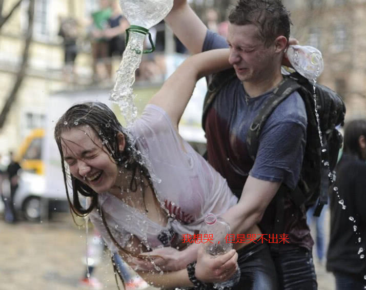 外国泼水节现场太乱,美女成"群殴"对象,个个上演湿身诱惑!