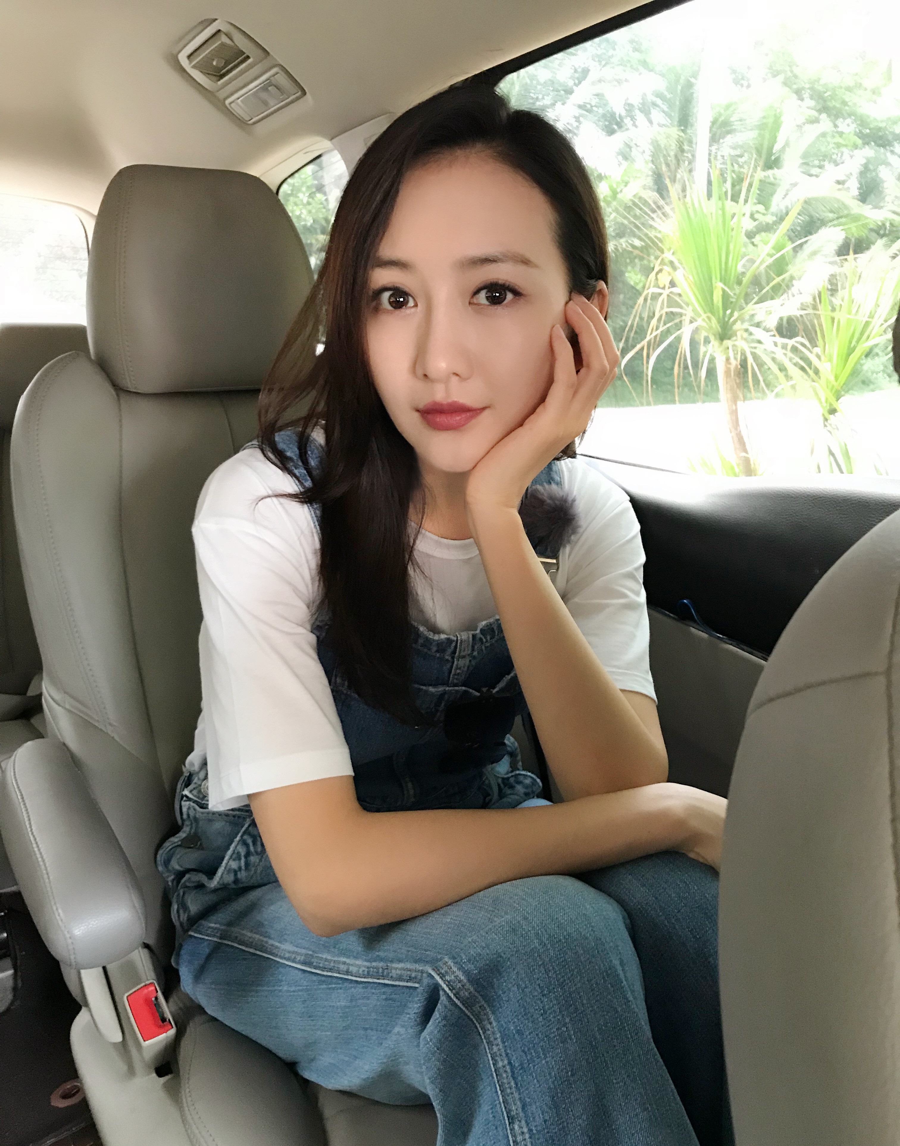 王鸥参加《野生厨房》,穿背带裤嫩回20岁,36岁依旧少女感十足