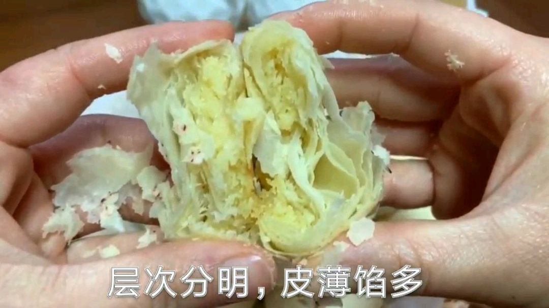 自制绿豆酥饼,皮薄馅多,轻轻一碰酥到掉渣,比买的好吃!