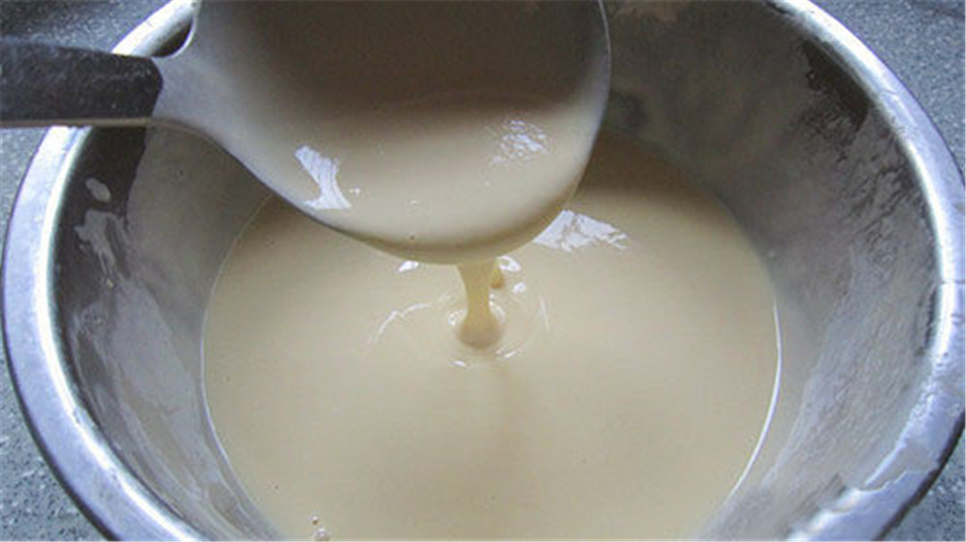 3, 把面糊和鸡蛋充分搅拌均匀,一直到无颗粒状.