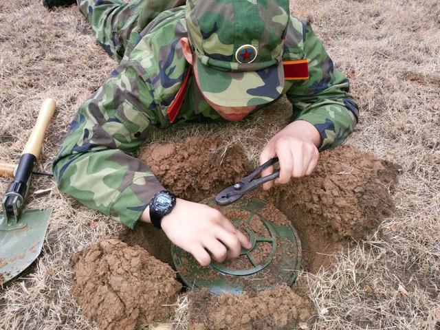 反坦克地雷怎么布设?绝不是"挖个坑,埋点土,数个一二三四五"