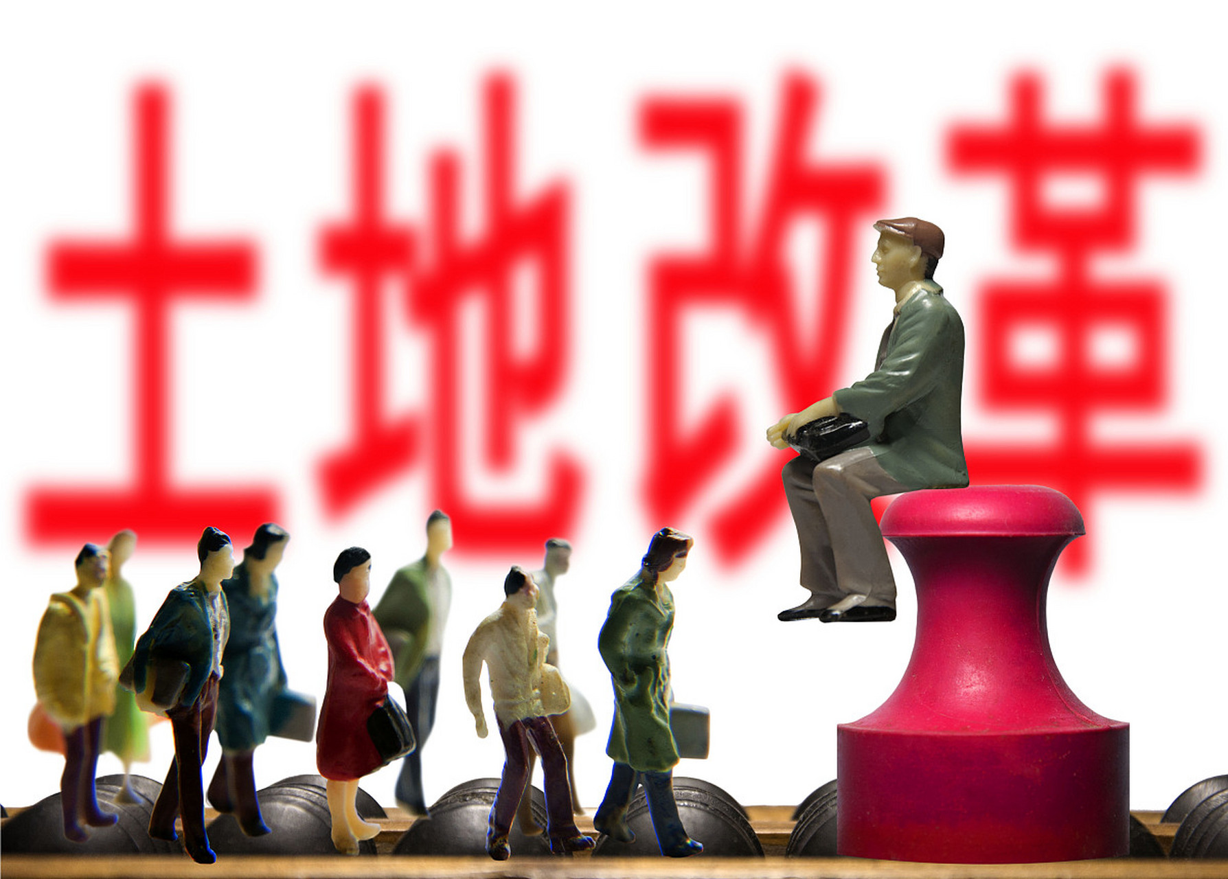 从土地承包系列政策来看,在农村土地二轮承包到期之后,明确指出还将