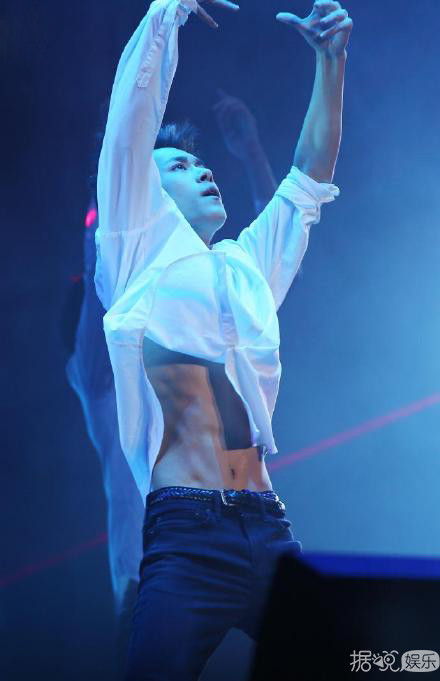 在千玺腹肌里捉迷藏?朱一龙睫毛上荡秋千?饭圈的夸人方式好逆天