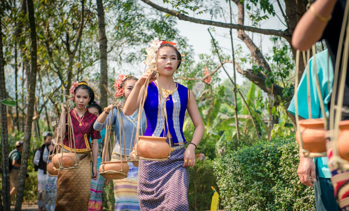 切记!去云南旅游不要去坐傣族姑娘的凳子,稍微不注意就要倒霉!