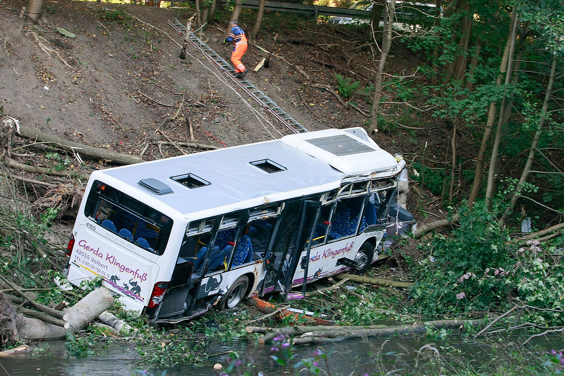 湖北宜昌一旅游大巴发生侧翻!