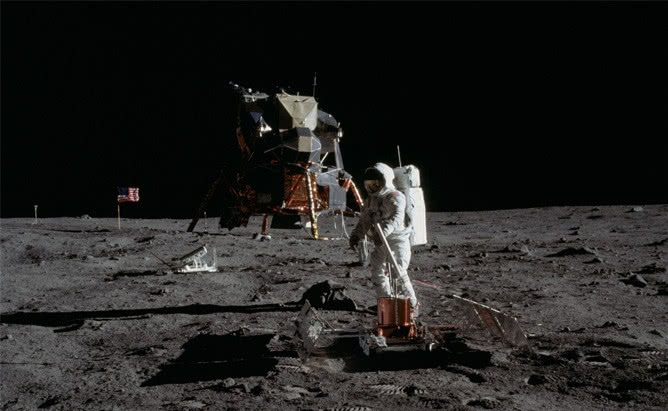 nasa公布的美国登月照片,我们没看过的登月细节,极为珍贵!