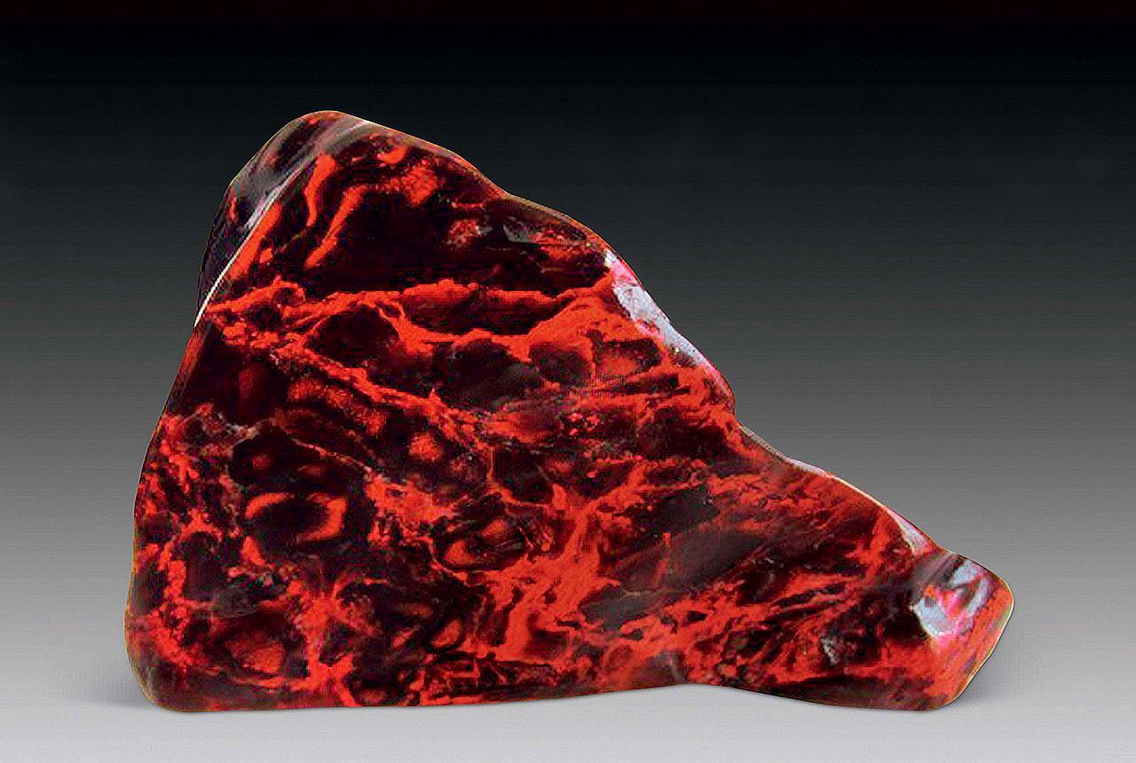 寿山石:寿山石是福州特有的名贵石材,其石质晶莹,脂润,色彩斑斓,色泽