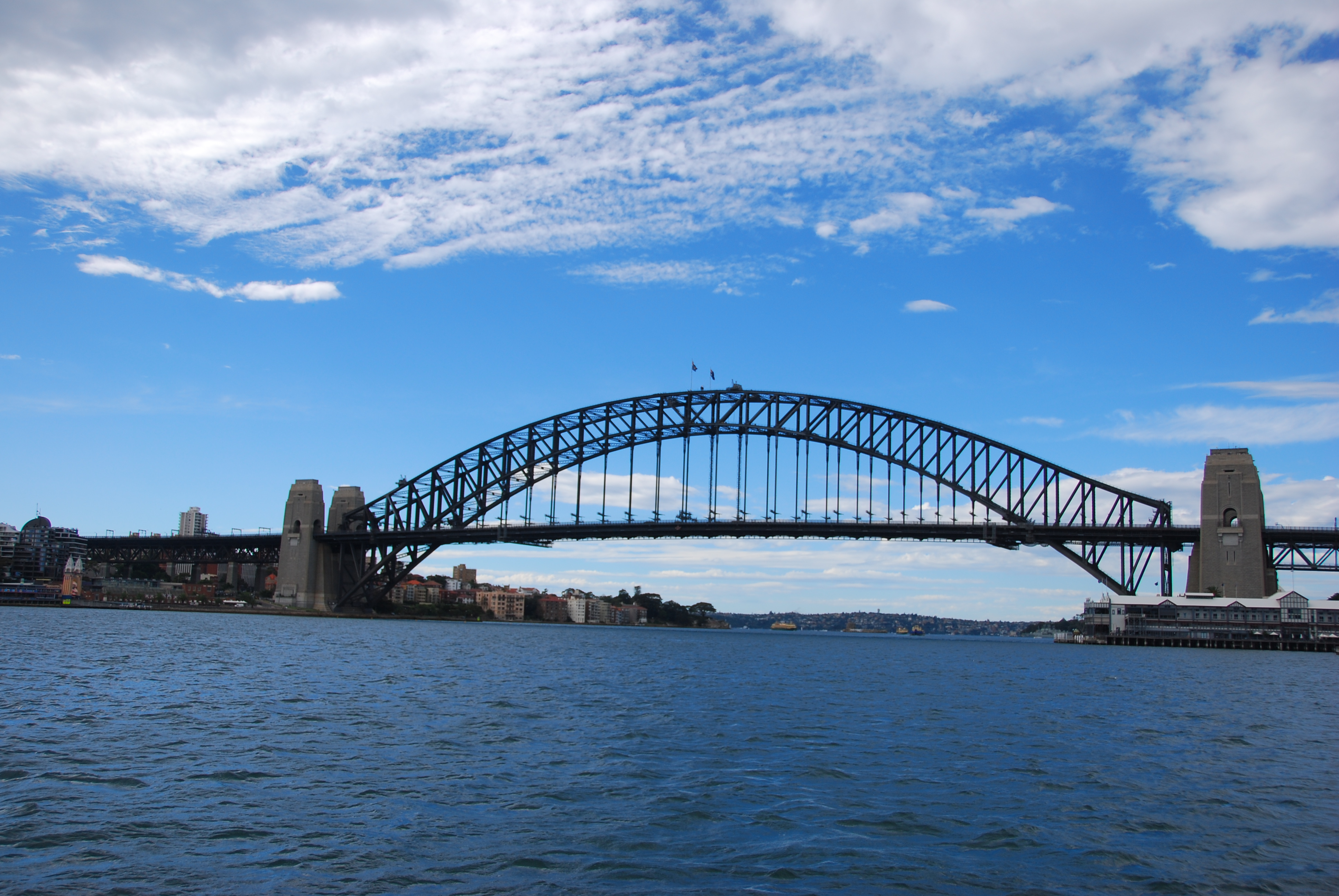 除了攀登的刺激,剩下的,便是缤纷悉尼灯光音乐节带给你的震撼之景.