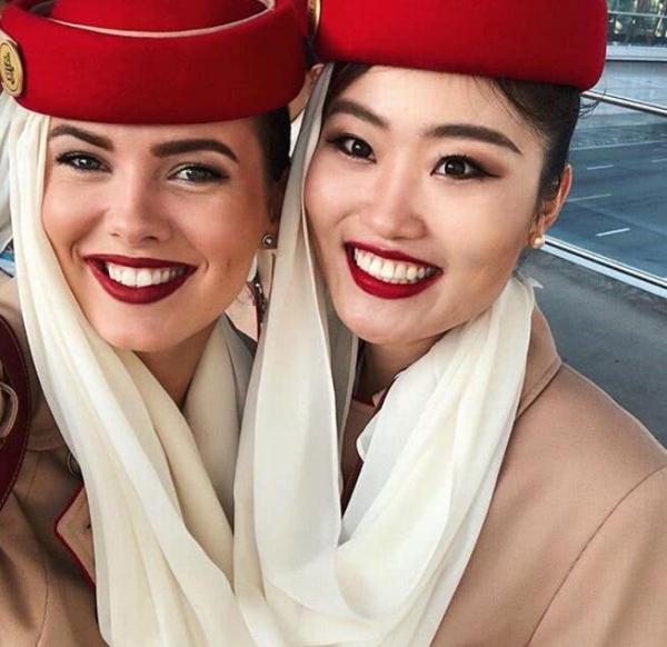 23岁阿联酋航空空姐边工作边旅游 美人美景收获大批粉丝