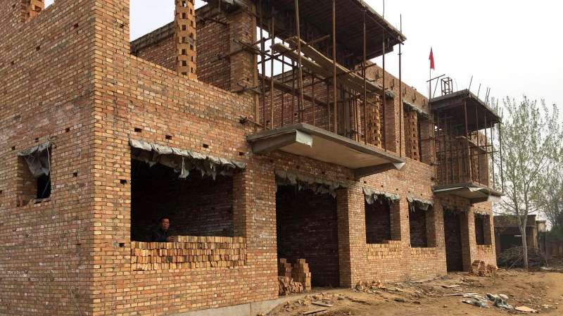 新房子上梁风俗给人发糖,人在这边你往那边扔