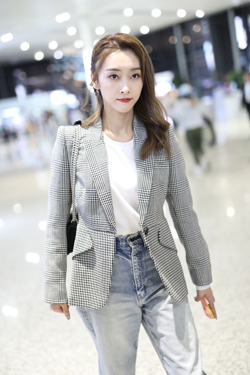 宣璐街拍:千鸟格西装水洗牛仔裤gucci小白鞋 miu miu包袋爽朗干练