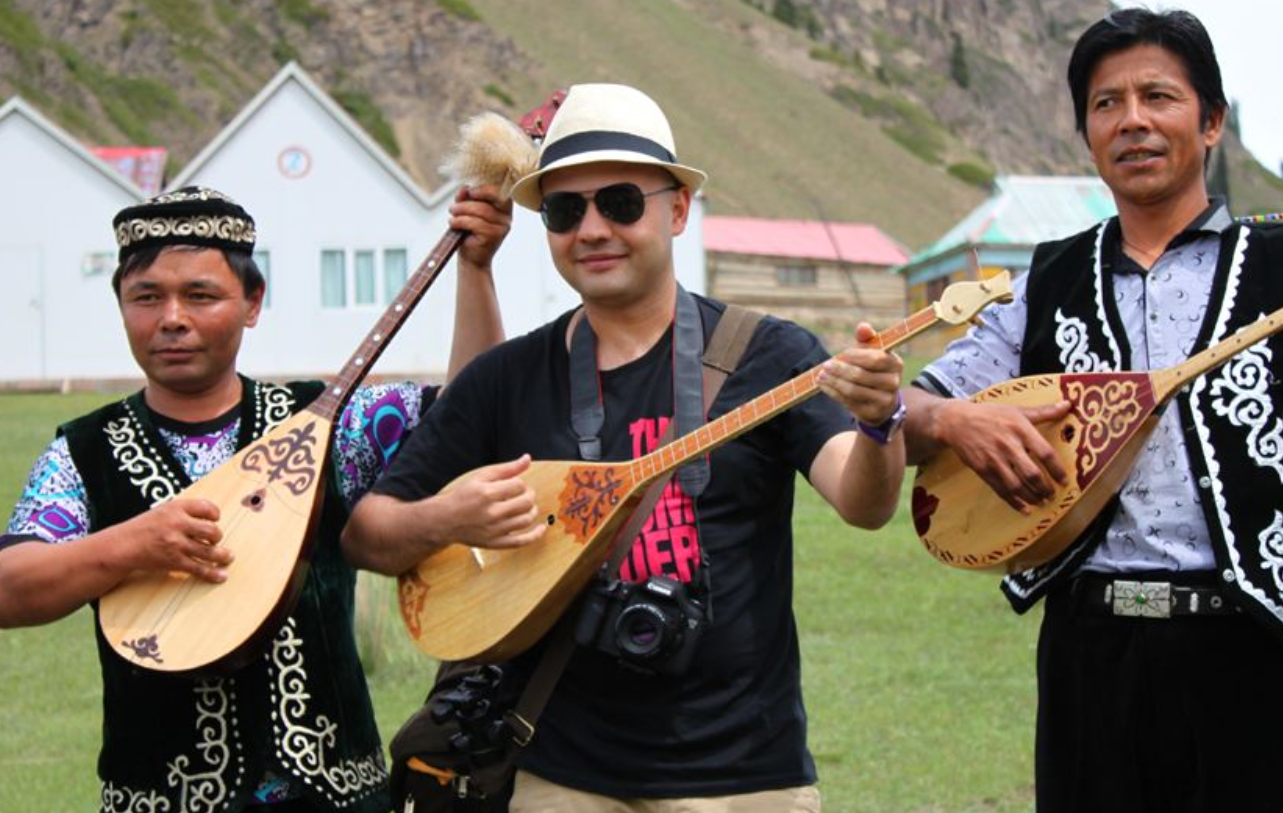 新疆乐器冬不拉,是新疆音乐的灵魂所在