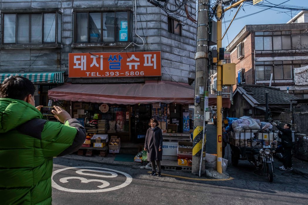 在《寄生虫》中以另一个名字出现的食品店“超级小猪” 位于首尔较为贫穷的社区之一。