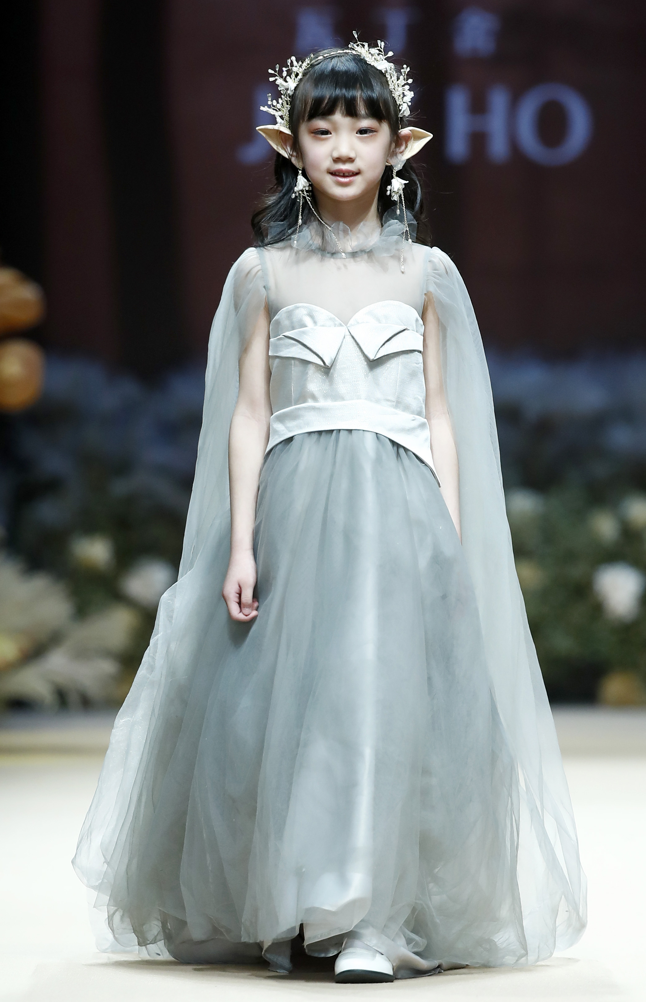 2020秋冬系列)"j by ho·郝佳发布会"上展示时装设计师郝佳设计的童装