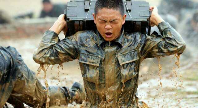 中国的解放军救洪灾画面感人,美军救洪灾的一幕你绝对想不到!