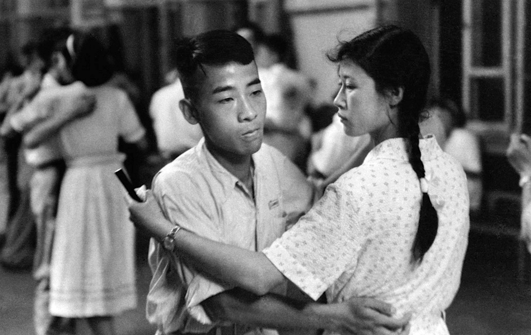 50年代老照片:供销社下乡送用品,老百姓举旗欢送抗美援朝人