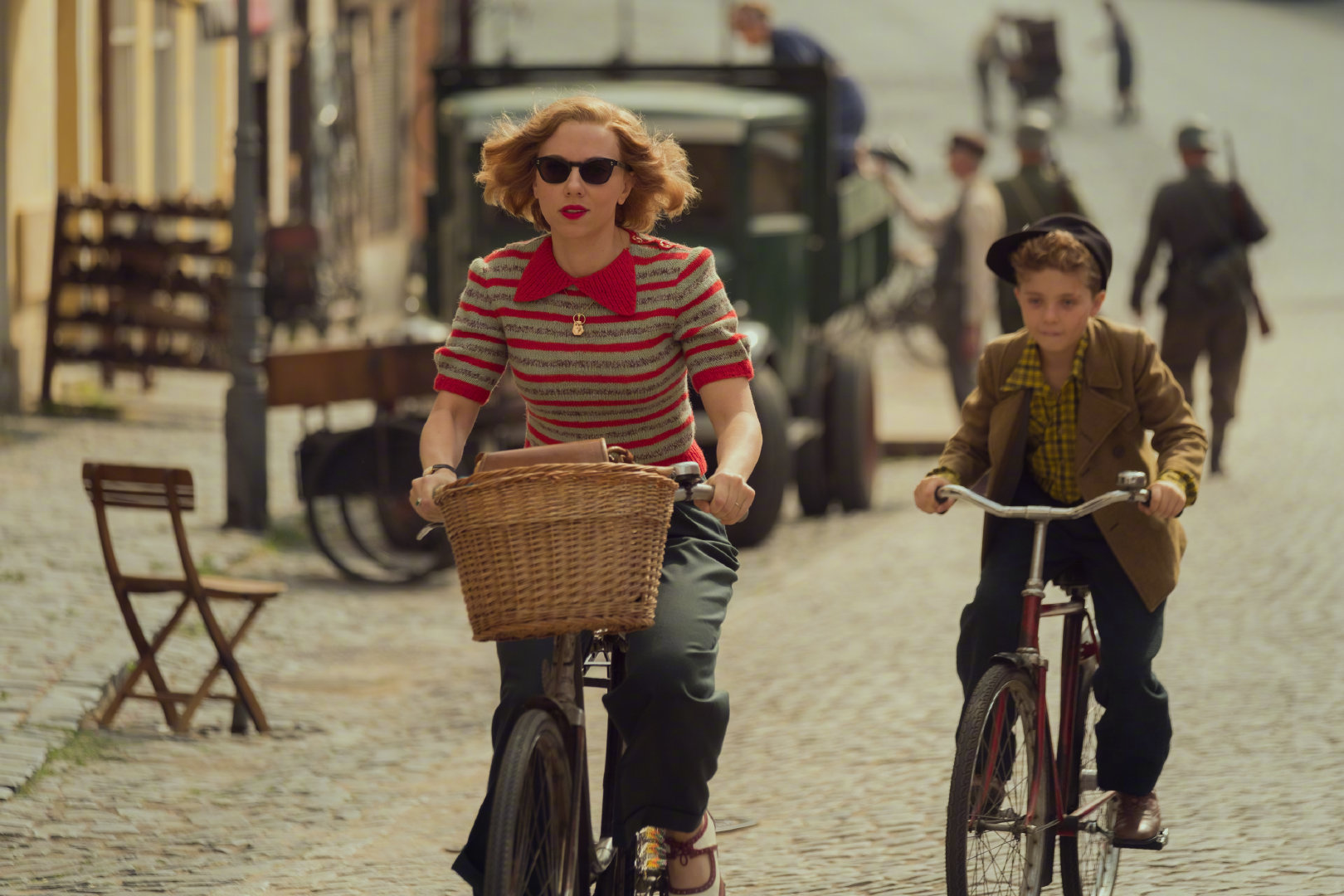 斯嘉丽·约翰逊主演的《乔乔兔》新剧照释出.