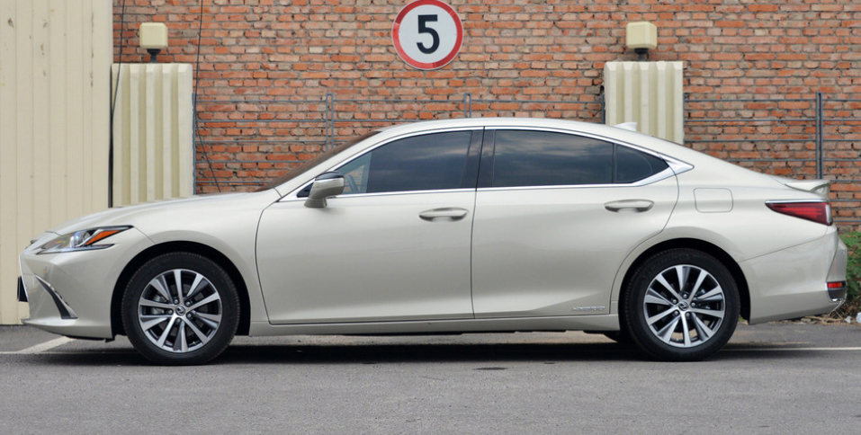 从这款车的侧面来看中庸中透着稳重和不凡,我喜欢,时尚大气,运动感很