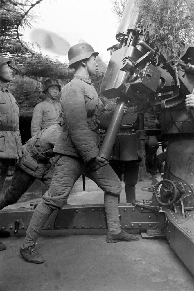 保卫重庆天空:1941年中国士兵操作瑞典高射炮严阵以待