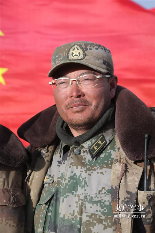 这个胡子拉碴的博士参谋长叫屈怡