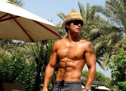 肌肉型男刘承俊,身材不输宋承宪,不愧是男神