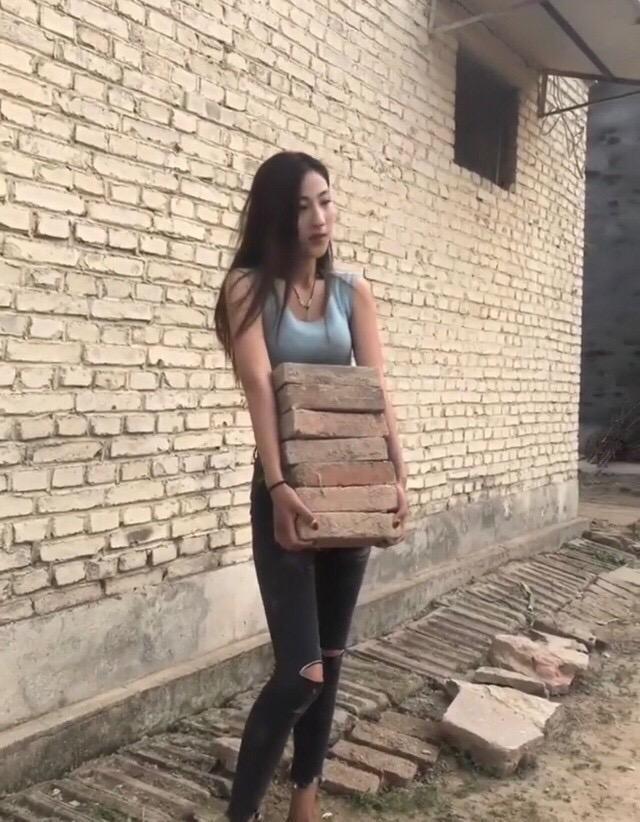 实拍工地的农民工媳妇也有一颗爱美的心, 高跟鞋包臀裙时尚又大方