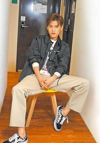 毛弟因演出《斗鱼》"豹哥"成名,开200万战车bmw逛街与女粉合影