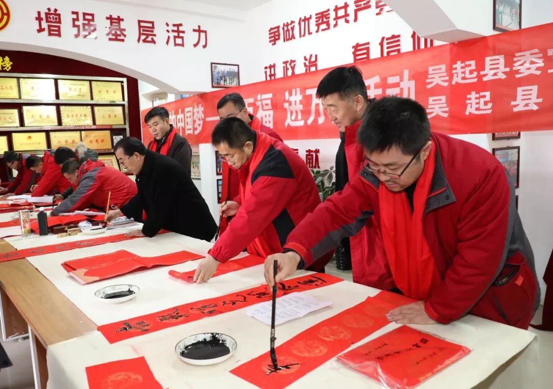 刘宏彦一行走进采油一线为职工写春联