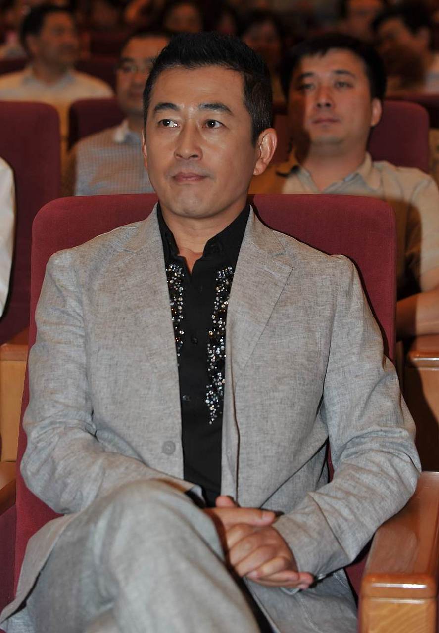 一次采访中,陈宝国说:"我在《武则天》中扮演过唐高宗李治,为了演出他