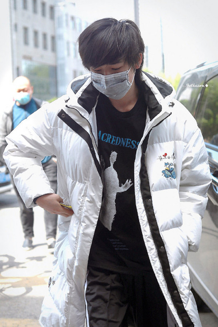 宋亚轩今日复工造型,白色羽绒服配 黑色运动裤,帅是帅的但是会不会有