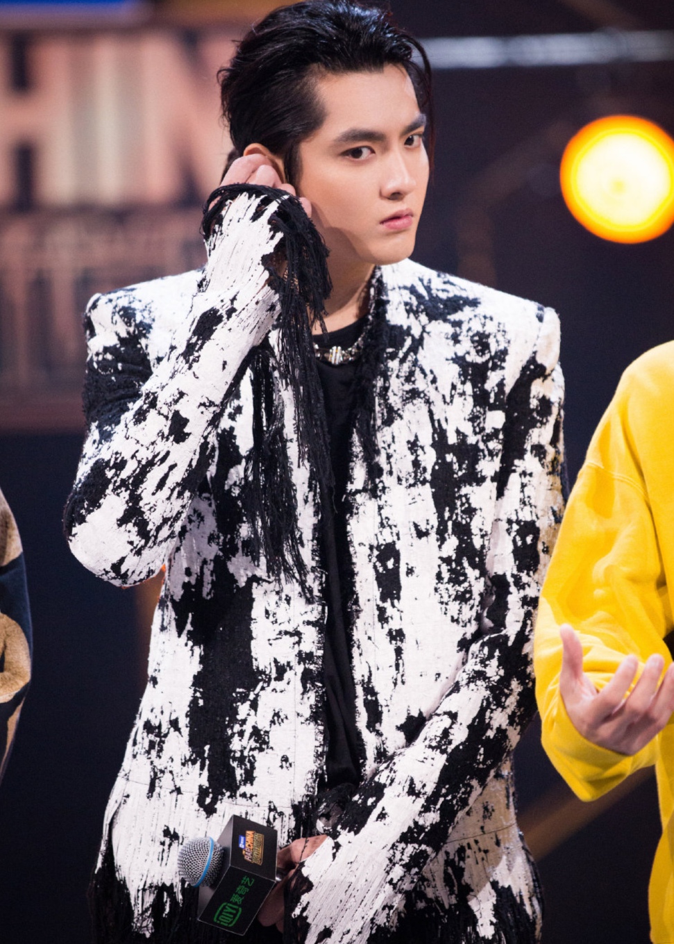 吴亦凡穿印花西装,优雅时尚,刘亦菲气质装扮,气质高贵很温和