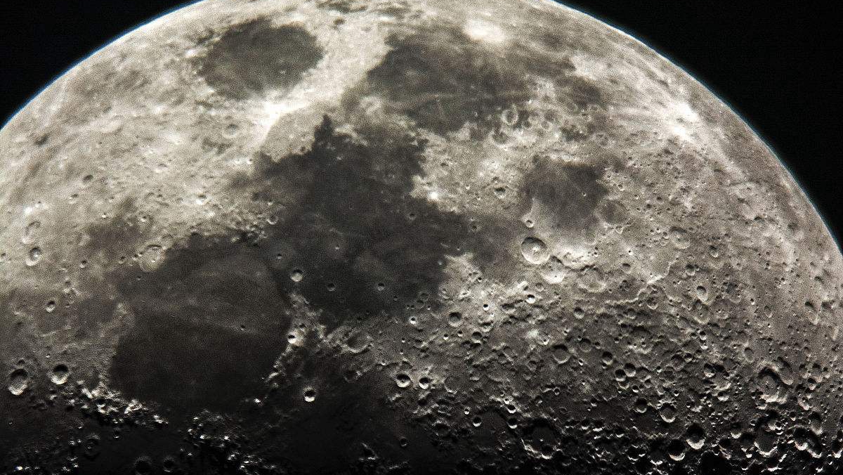 月球上被称为"月海"的阴影区域,它们是如何形成的?
