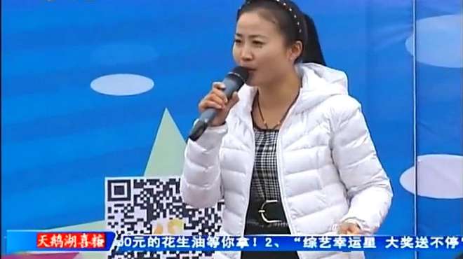 [图]马翠霞冒雨演唱《手拉手，心连心》，歌声轻盈欢快，观众热烈掌声